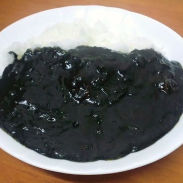 竹炭でデストック効果の家庭で作る黒カレー